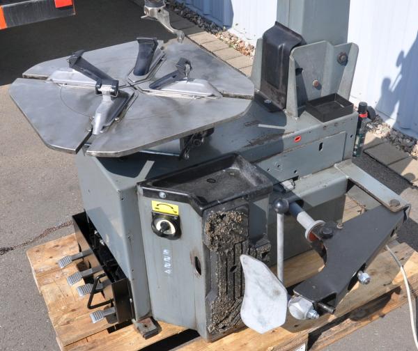 Reifenmontiermaschine GIULIANO S224 Montiermaschine Reifenwechselmaschine